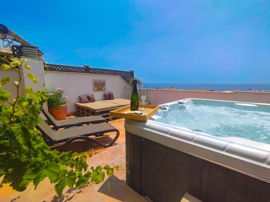 内尔哈Penthouse With Jacuzzi And Spectacular Sea Views公寓 外观 照片